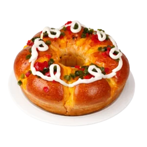 Rosca de reyes relleno de manjar blanco decorado con frutas confitadas y glase